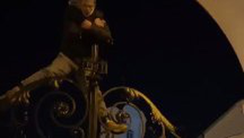 У Луцьку неадекват виліз на браму собору і зламав ногу. ВІДЕО