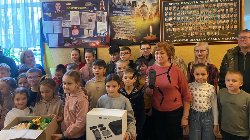 Луцька школа придбала безпілотник для ЗСУ