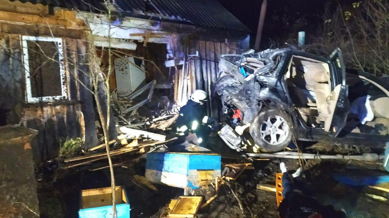 У селі на Ковельщині легковик в’їхав у хату: одна людина загинула. ФОТО