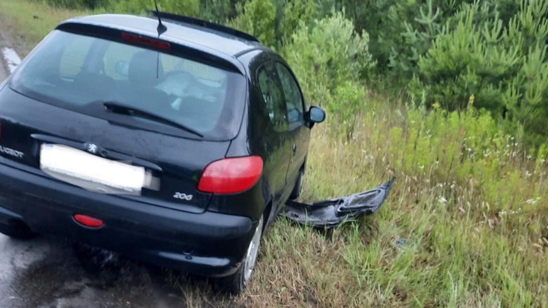 На волинській трасі водійка наїхала на припарковане авто