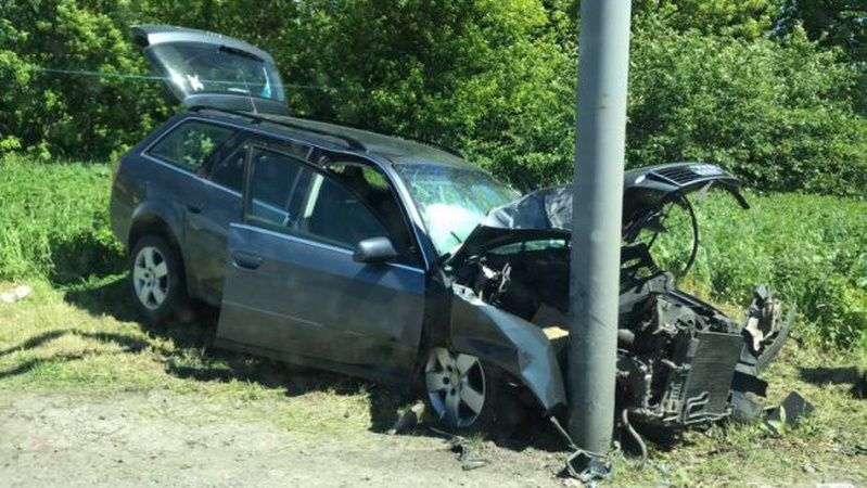 Неподалік Луцька жінка за кермом «Ауді» влетіла у стовп. ФОТО