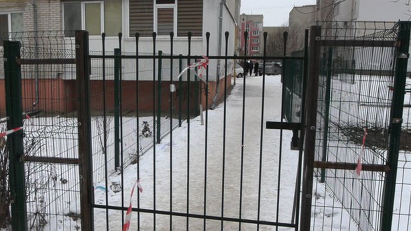 У Луцьку демонтують самовільно влаштований паркан ОСББ