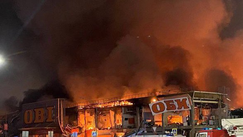 У москві пролунали вибухи: горить величезний ТЦ. ФОТО. ВІДЕО