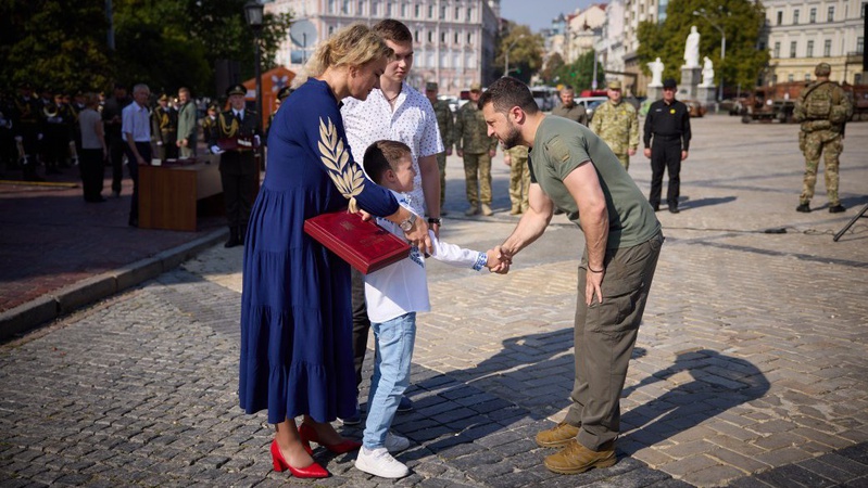 Родині загиблого офіцера з Волині  Зеленський вручив орден «Золота Зірка»