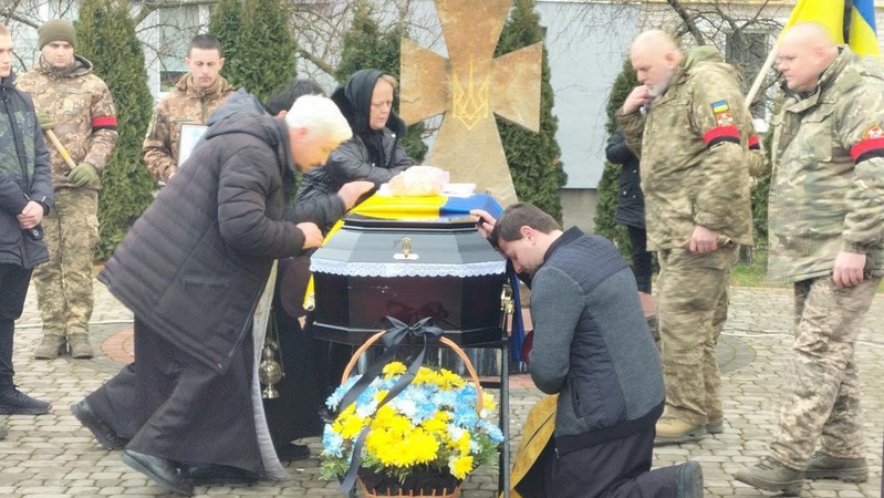 «Остання ніч у рідному домі - і дорога у Вічне життя»: у Рожищі попрощалися із загиблим Героєм