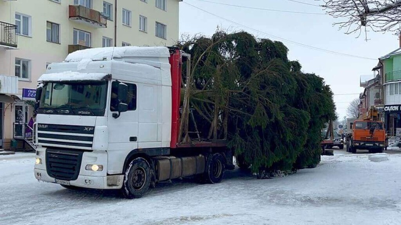 У ще одному волинському місті встановили ялинку