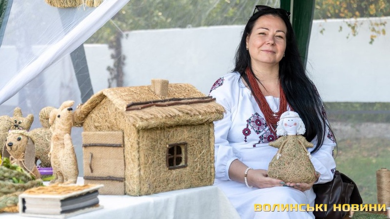 Волинська майстриня виготовляє скульптури із сіна