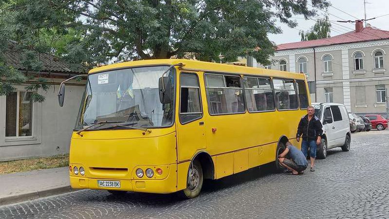 У Луцьку в маршрутки відлетіло колесо. ФОТО