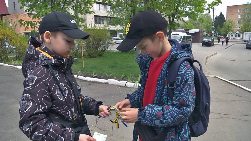 Зібрав 34 тисячі гривень на ЗСУ: луцький школяр виготовляє патріотичні аксесуари