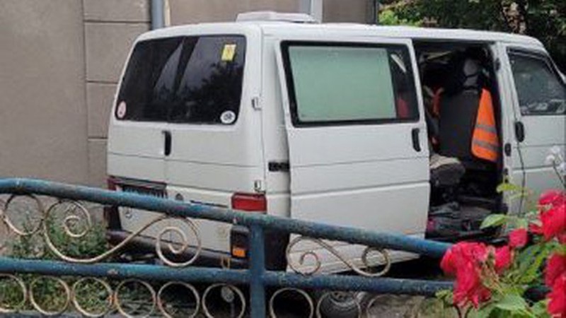 У Луцьку бус зніс паркан та влетів у приватне подвір’я: у поліції розповіли подробиці ДТП