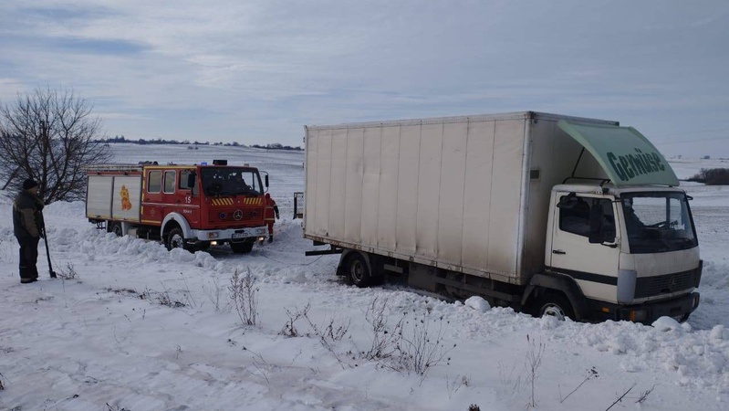 Волинські рятувальники допомогли кареті швидкої дістатися до жінки, яка потребувала госпіталізації