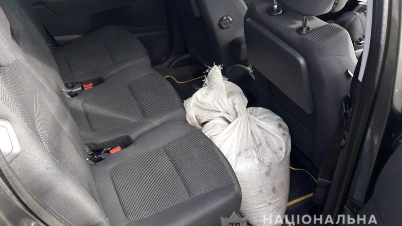 У 31-річного волинянина правоохоронці знайшли майже 100 кг сонячного каміння