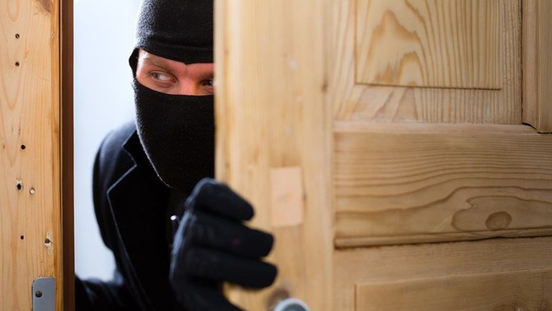 19-річну дівчину з Луцька пограбували через незачинені двері