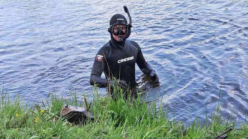 Залізяччя, бите скло та цегла: волинські водолази чистять водойми