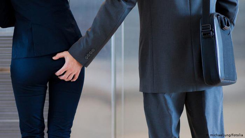 Мацав за сідниці: у Луцьку збоченець чіплявся в під’їзді до неповнолітньої