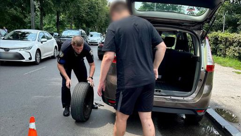 Луцькі патрульні допомогли водію замінити спущене колесо у авто
