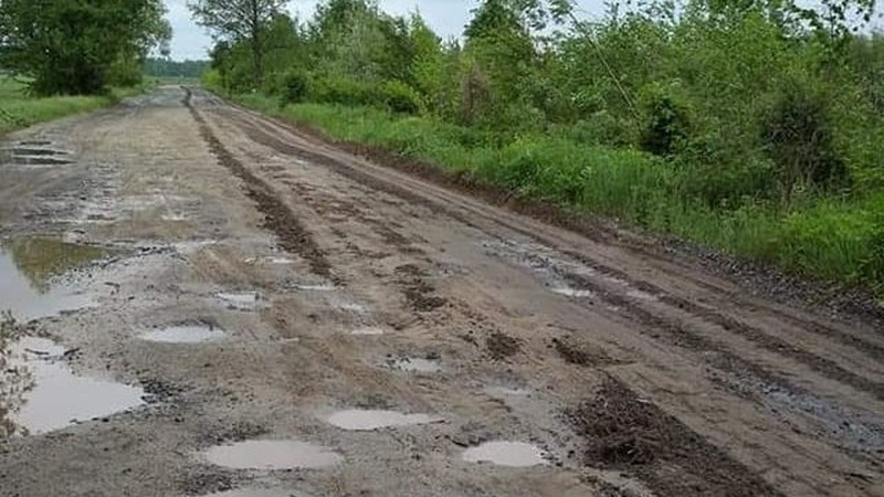 Дорога з Ковеля до села громади вся в ямах. ФОТО