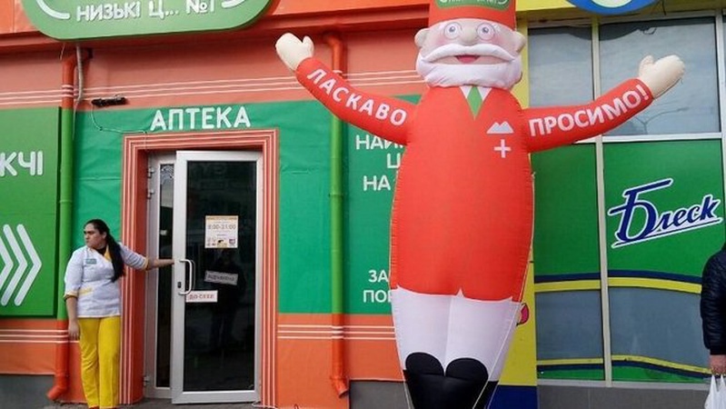 У Луцьку демонтують надувні рекламні засоби