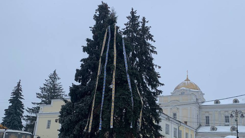 У Луцьку на Театральному майдані прикрашають ялинки