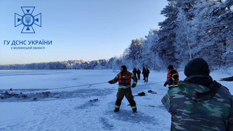 На Волині під лід провалився чоловік, він загинув. ФОТО 18+