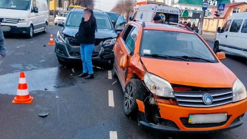 У Луцьку — потрійна ДТП: Водійка проїхала на червоний колір світлофора. ФОТО