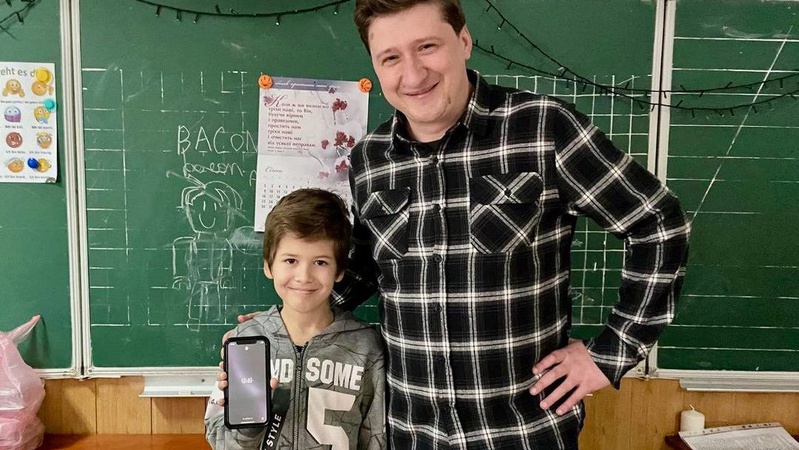На Волині 8-річному переселенцю з Бахмута подарували 10 iPhone від жителя Данії
