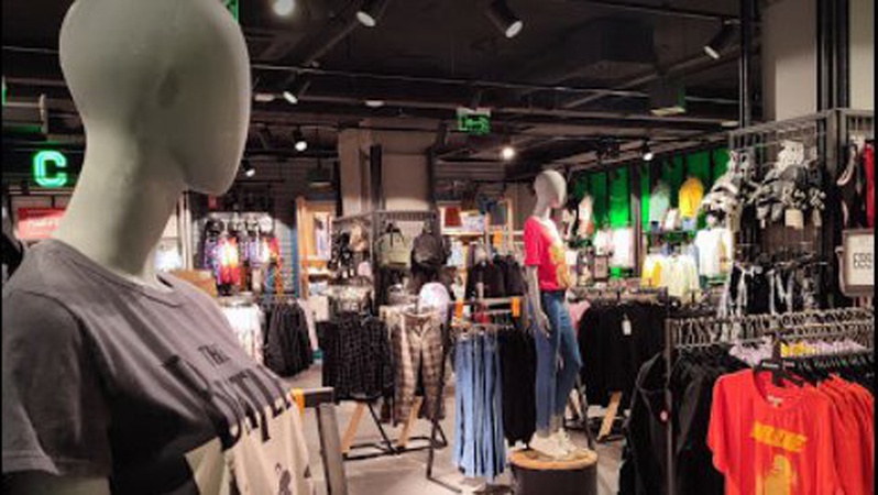 Двоє луцьких школярок вкрали в ЦУМі фірмовий одяг