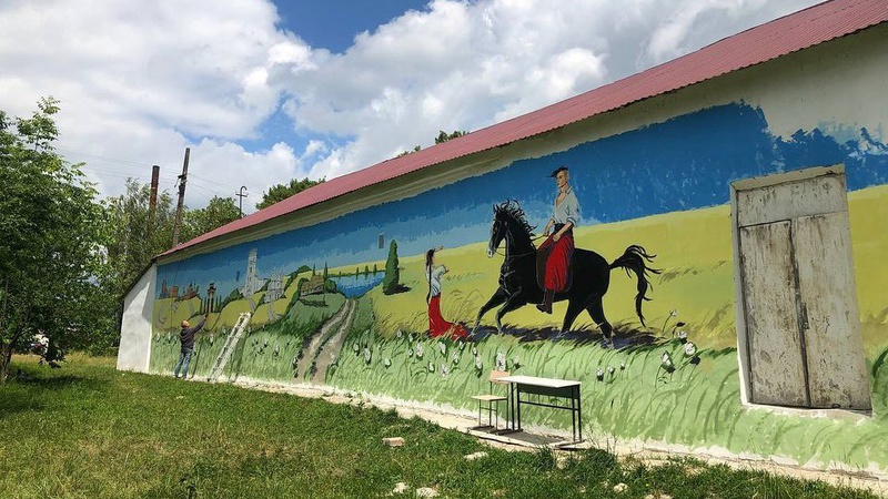 Переселенець з Харківщини малює на Волині патріотичний мурал