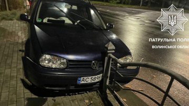 У Луцьку вночі п’яний водій влетів у паркан. ФОТО