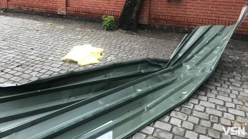 У центрі Луцька під час негоди зірвало дах з багатоповерхівки. ФОТО