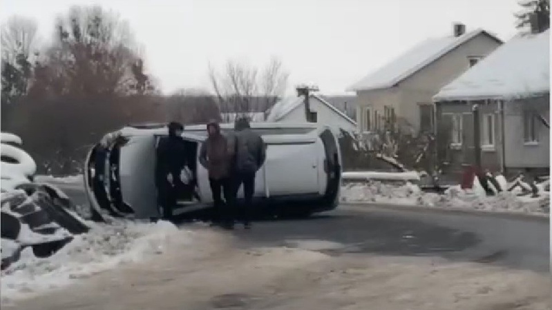 Під Луцьком сталась ДТП: автівка перевернулась на бік