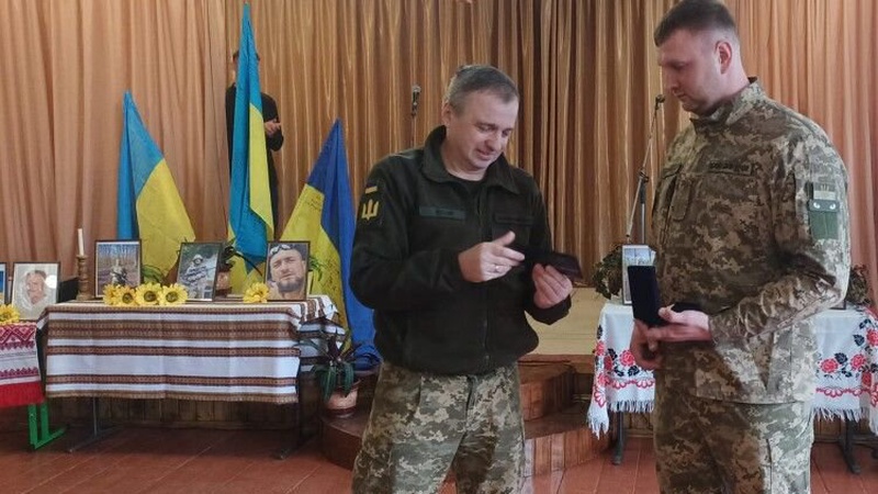 Вчитель з Волині отримав почесну відзнаку від військових