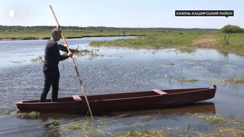 У село на Волині, де зареєстровані вісім людей, дістатися можна лише човном