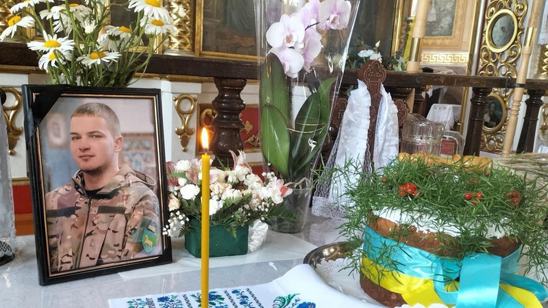 У кожному селі люди навколішки зустрічали молодого Героя: волиняни попрощалися з Артемом Тюриним