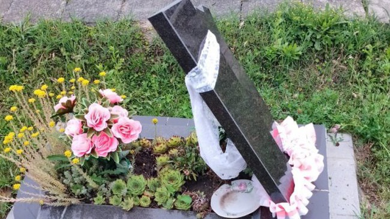 Наруга над могилами у Луцькому районі: є підозрюваний