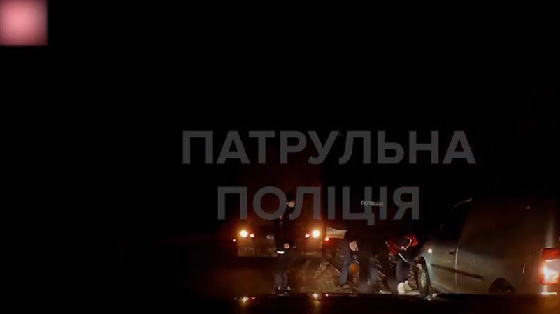 Під час нічної зміни волинські патрульні надали допомогу двом водіям