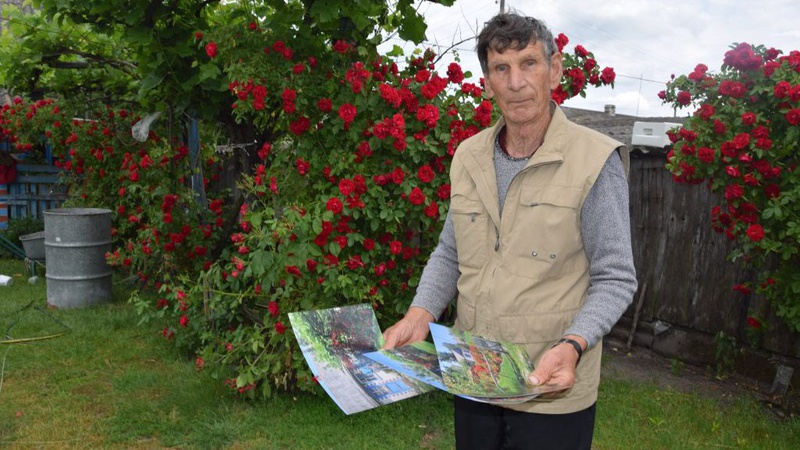 74-річний чоловік уквітчує двір трояндами та вручну обробляє поле