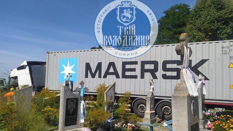 Пошкоджені 10 могил: показали наслідки ДТП на волинському цвинтарі. ФОТО