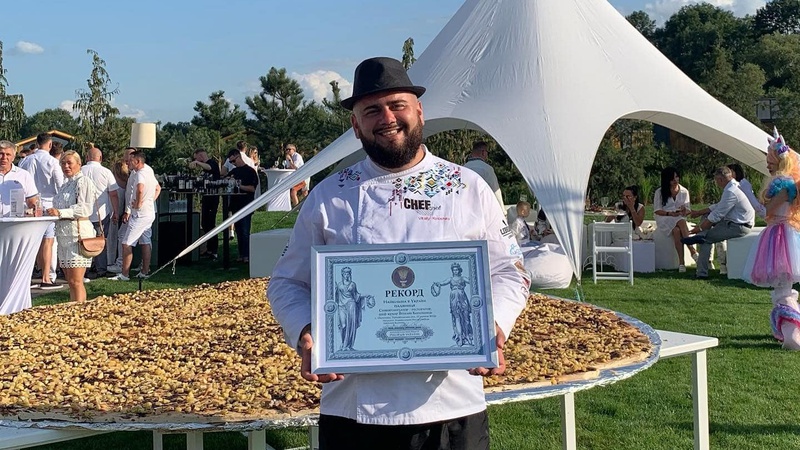 Український кухар приготував величезну паляницю