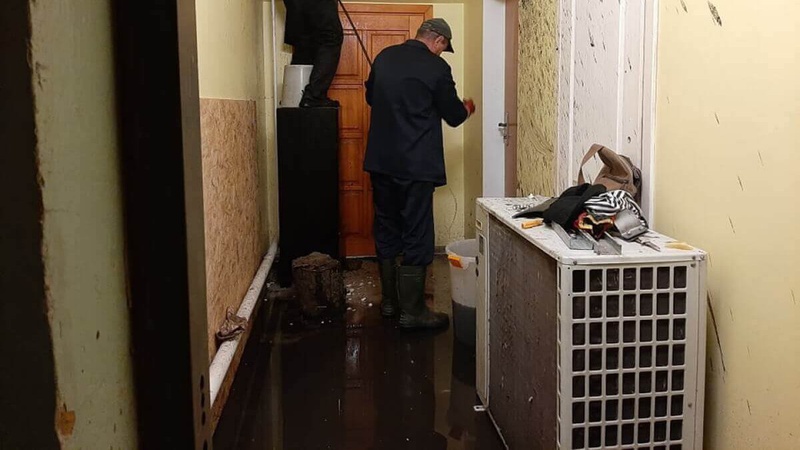 У Луцьку комунальники 4 дні не можуть отримати доступ до забитого каналізаційного стояка у підвалі