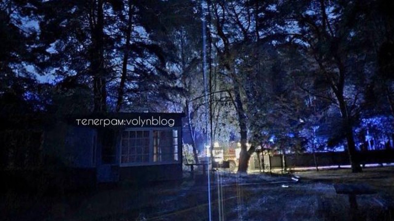 Біля озера Світязь від удару блискавки загорівся будинок з туристами