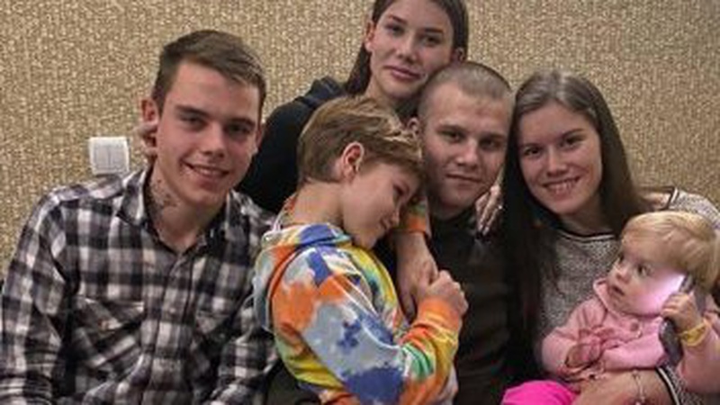 Звільнений з полону волинський захисник зі Зміїного зустрівся з рідними