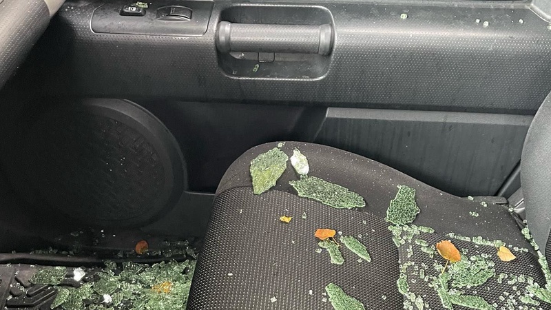 Відомому артисту з Луцька розбили скло в машині