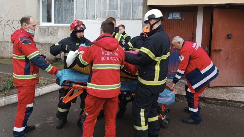 У Луцьку рятувальники визволяли з квартири жінку з інсультом