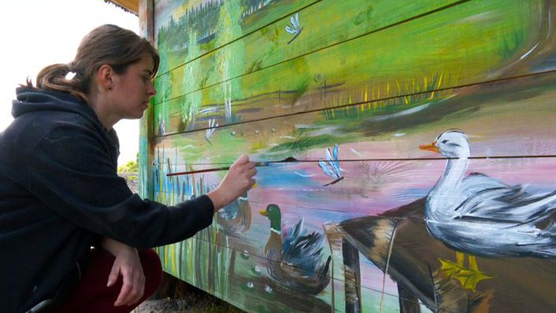 У господарстві на Волині оригінально прикрасили будівлі ферми