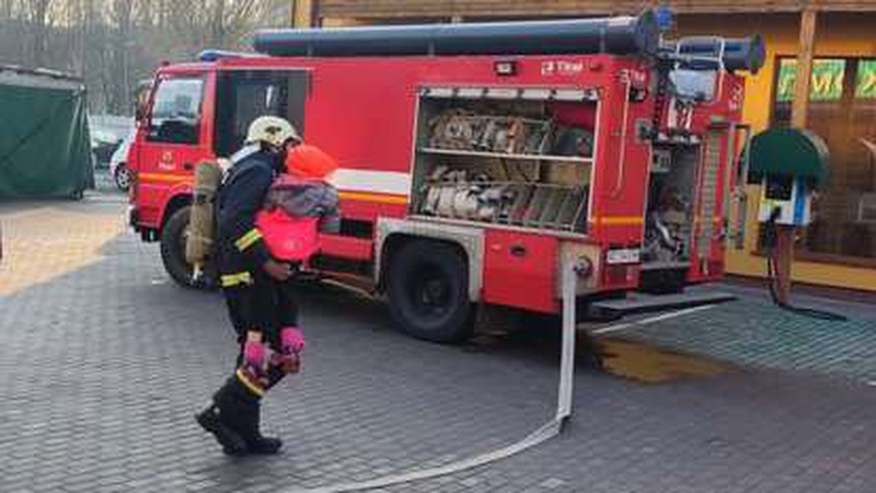 Дітей знімали по драбині: деталі пожежі в «Олімпії» у Луцьку.ФОТО