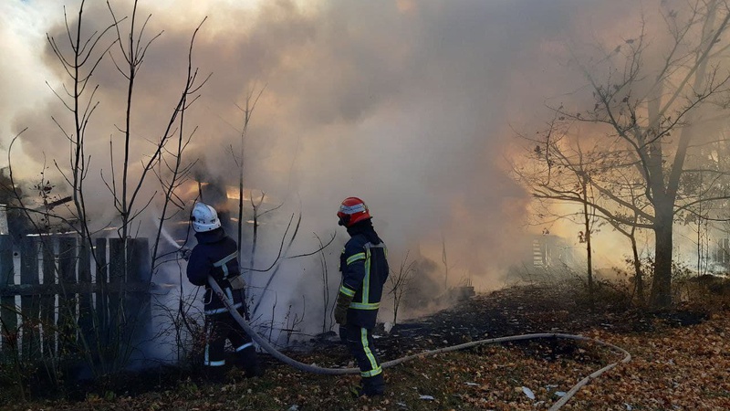 На Волині через необережність з вогнем ледь не згоріли хати. ФОТО