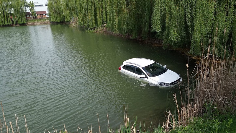 У водоймі Луцька плаває автомобіль. ФОТО