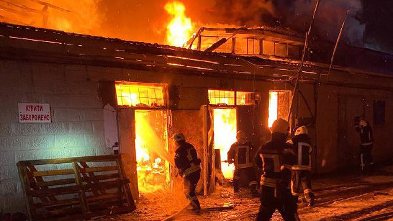 У Луцьку вночі згорів склад поблизу супермаркету. ФОТО