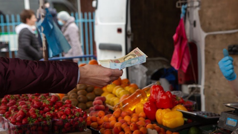На Волині виявили трьох працівників-нелегалів, які торгували фруктами й овочами